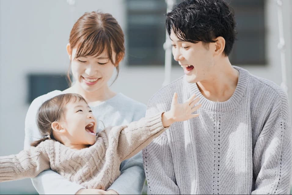 笑顔で会話する親子